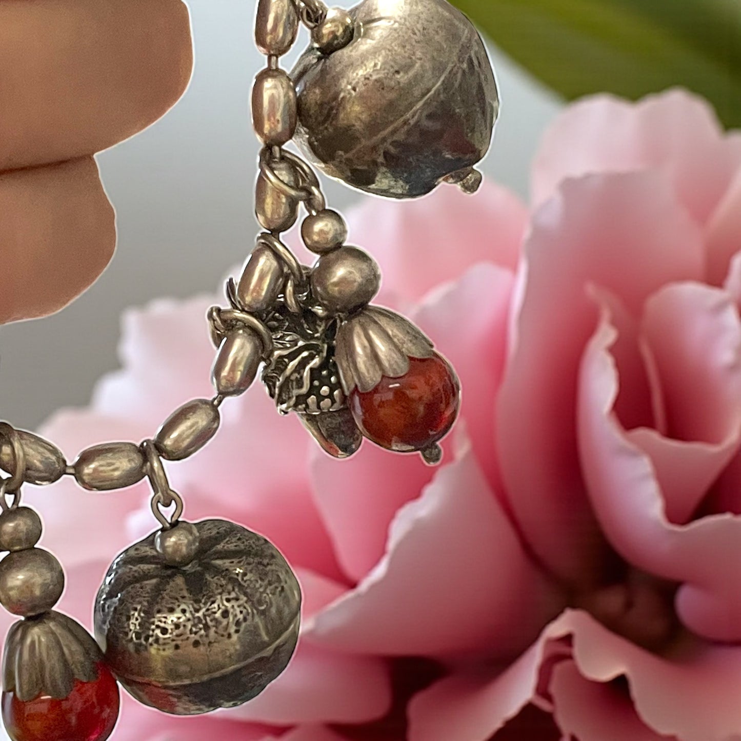 Bracciale in argento massiccio e corniola con simboli di fertilità, anni ‘40