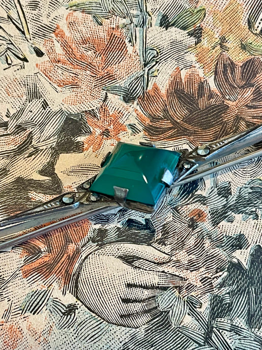 Spilla art deco anni ‘30 con marcasiti e vetro verde, montatura in argento punzonato