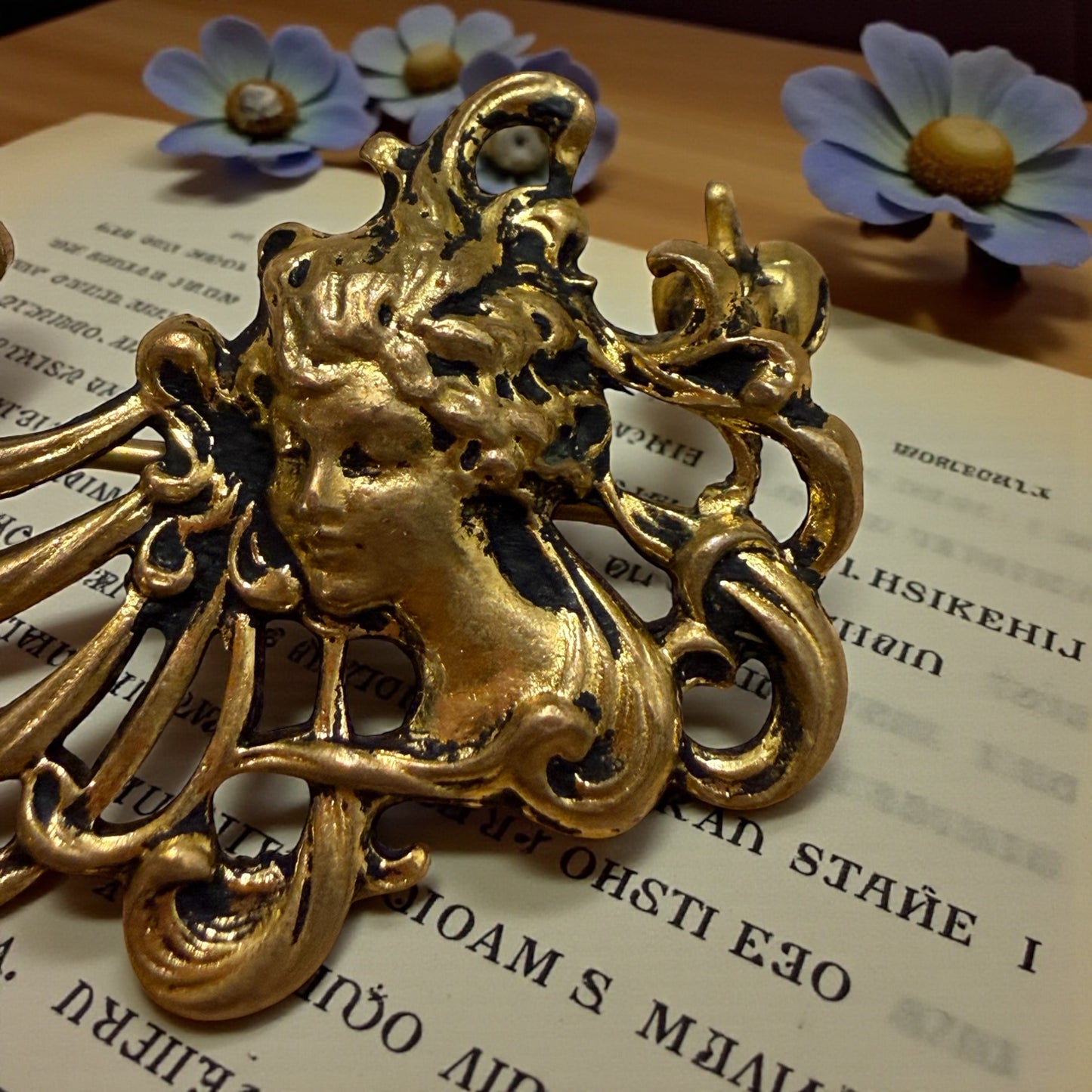 Spilla Liberty revival in lega, la donna & la metamorfosi in Natura