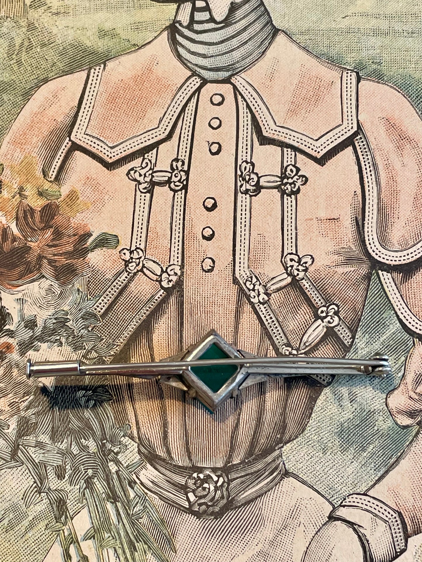 Spilla art deco anni ‘30 con marcasiti e vetro verde, montatura in argento punzonato