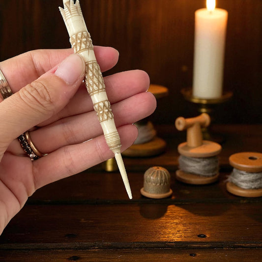 Porta aghi con punteruolo, strumento vittoriano da cucito in osso inciso, da châtelaine