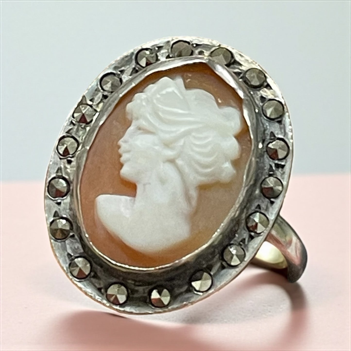 Anello anni ‘40 con cameo conchiglia, argento 800 e marcasiti