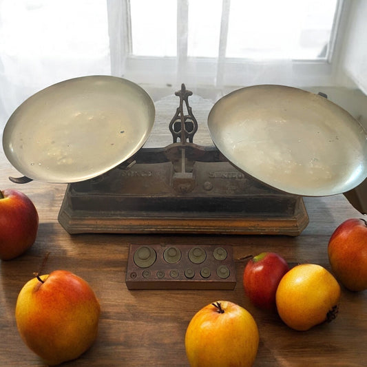 Antica Bilancia da bottega a due piatti completa di pesiera in legno