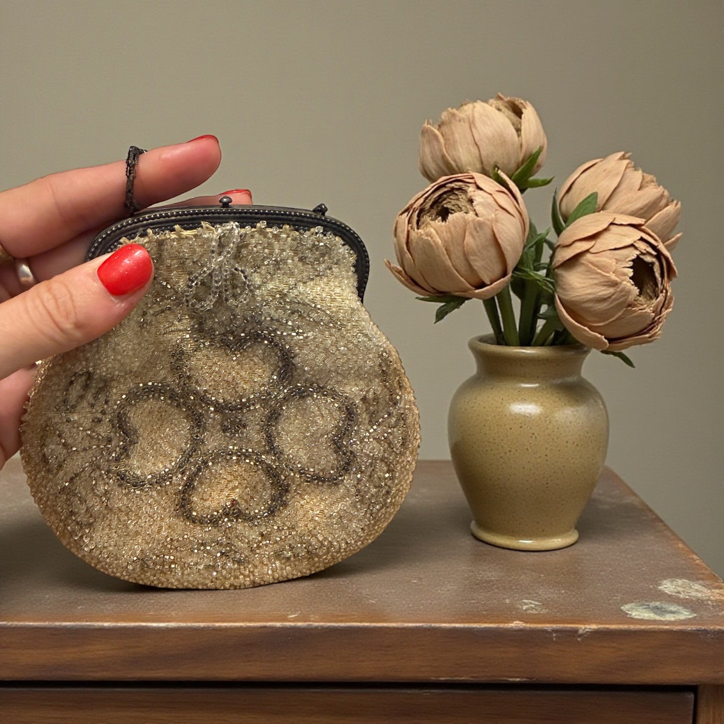 Borsetta da sera da polso in perline di vetro e seta, anni ‘20