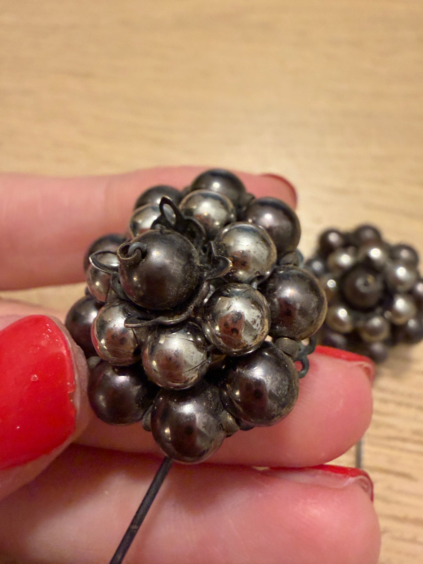 Coppia di gioielli da cappotto a spillo con asta in argento, fine ‘800 - primo ‘900