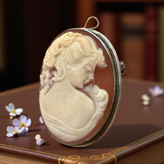 Cammeo su conchiglia montato in argento 800, area Torre del Greco