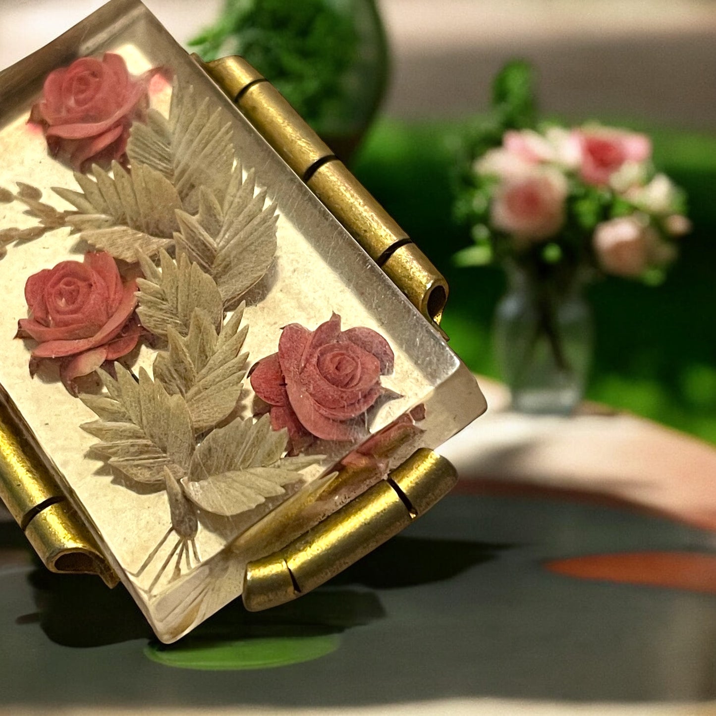 Spilla in lucite anni ‘50 con composizione floreale tridimensionale