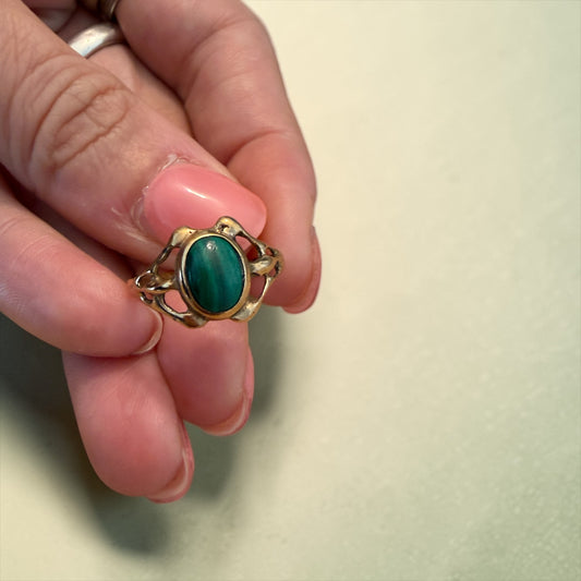 Anello placcato oro basso con cabochon malachite, linee liberty