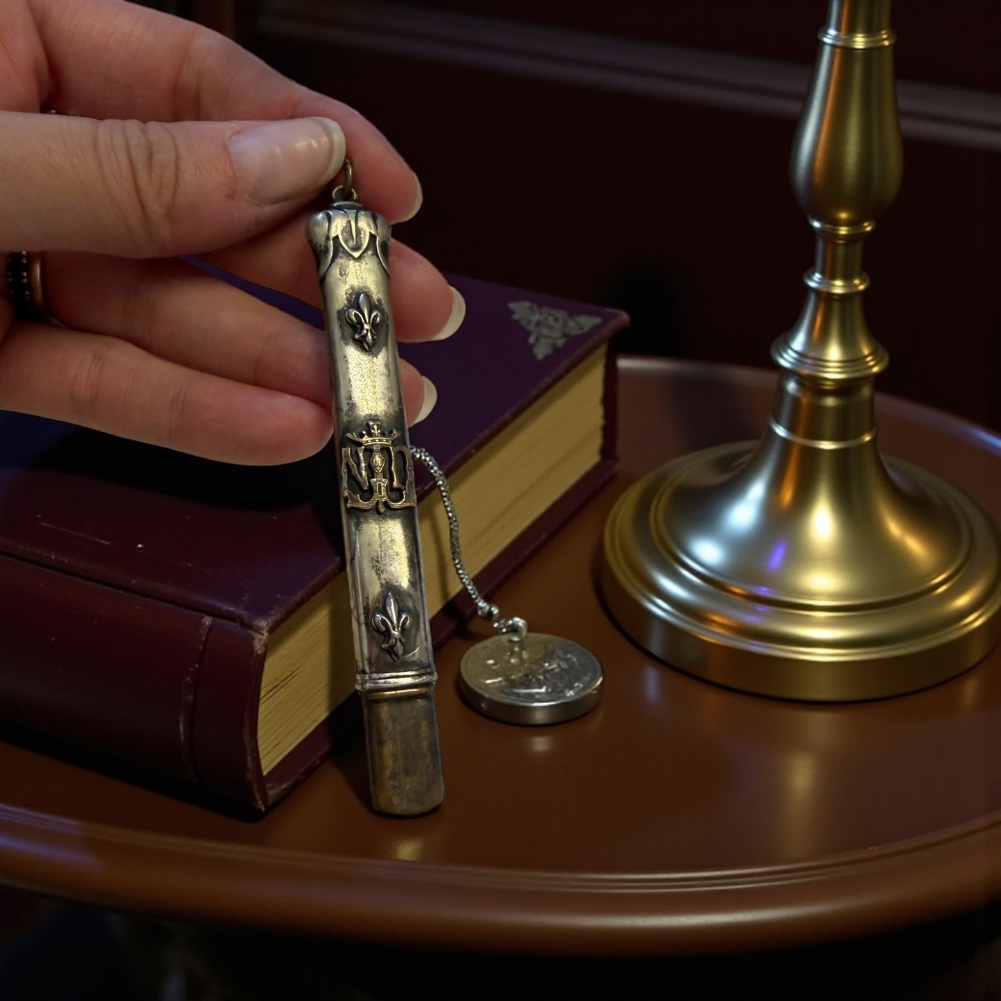 Porte crayon con monogramma e fleurs de lils, fine ‘800