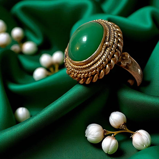 Anello con vano segreto inciso a decori floreali, argento, anni ‘60