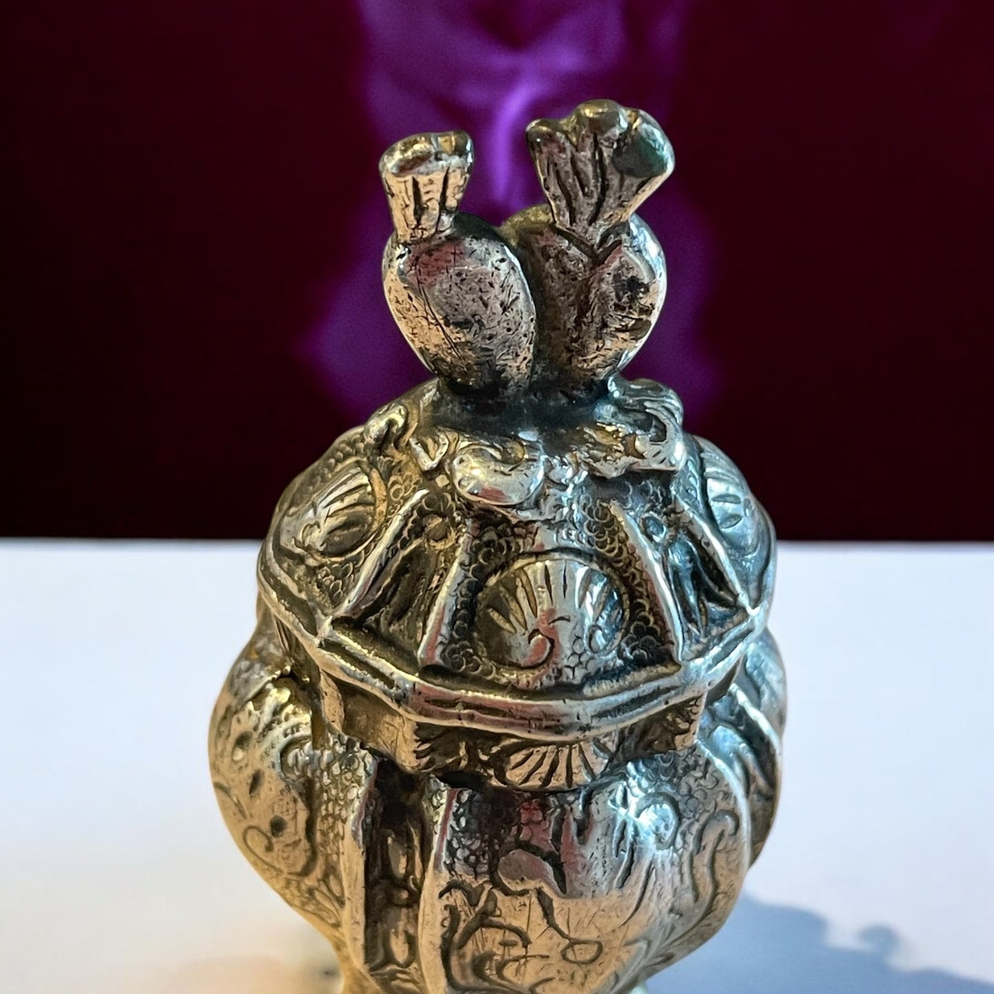 Piccolo reliquiario in argento cesellato, primo novecento