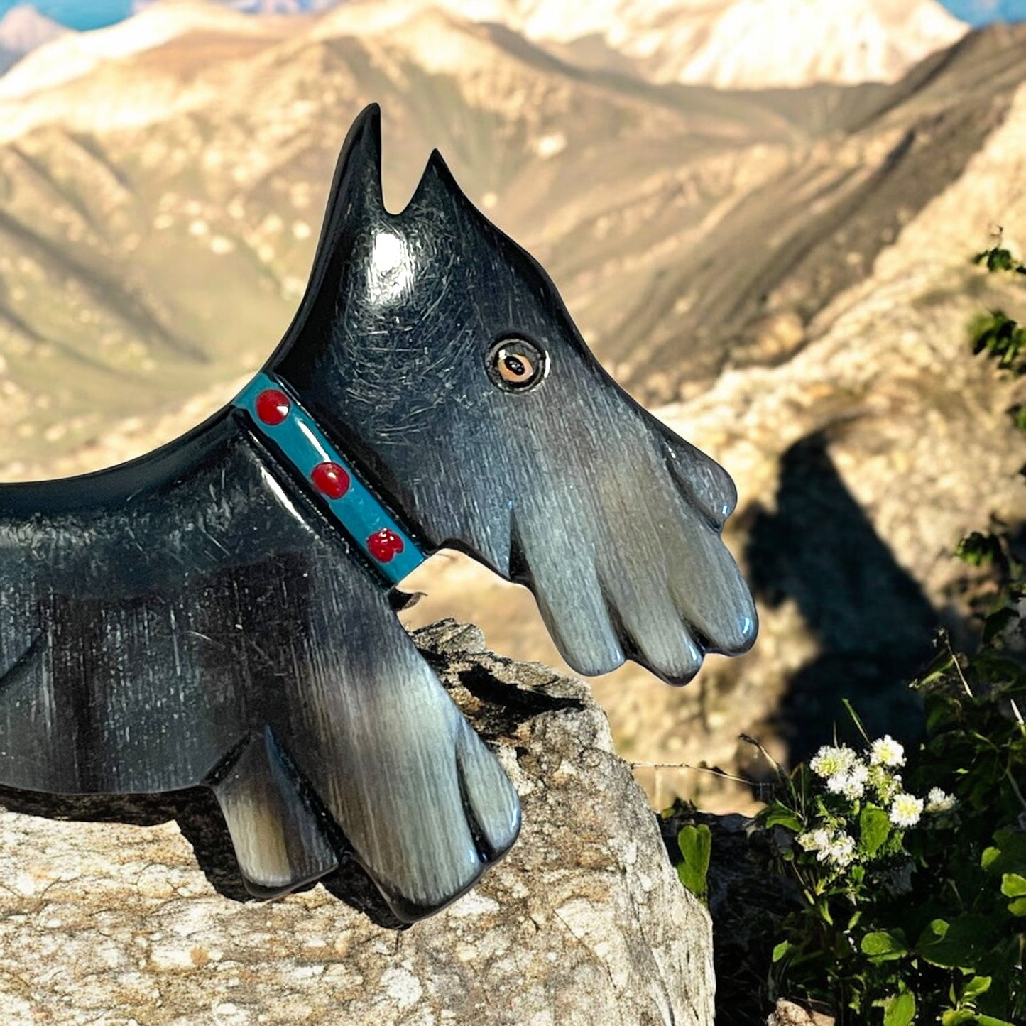 Spilla in corno anni ‘50 cane scottie Sir Pepe