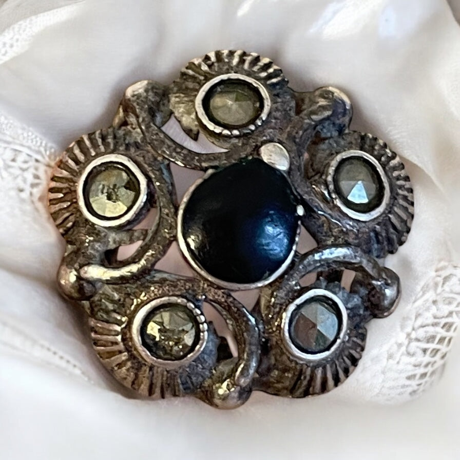Anello in argento con onice e marcassiti, ca metà ‘900