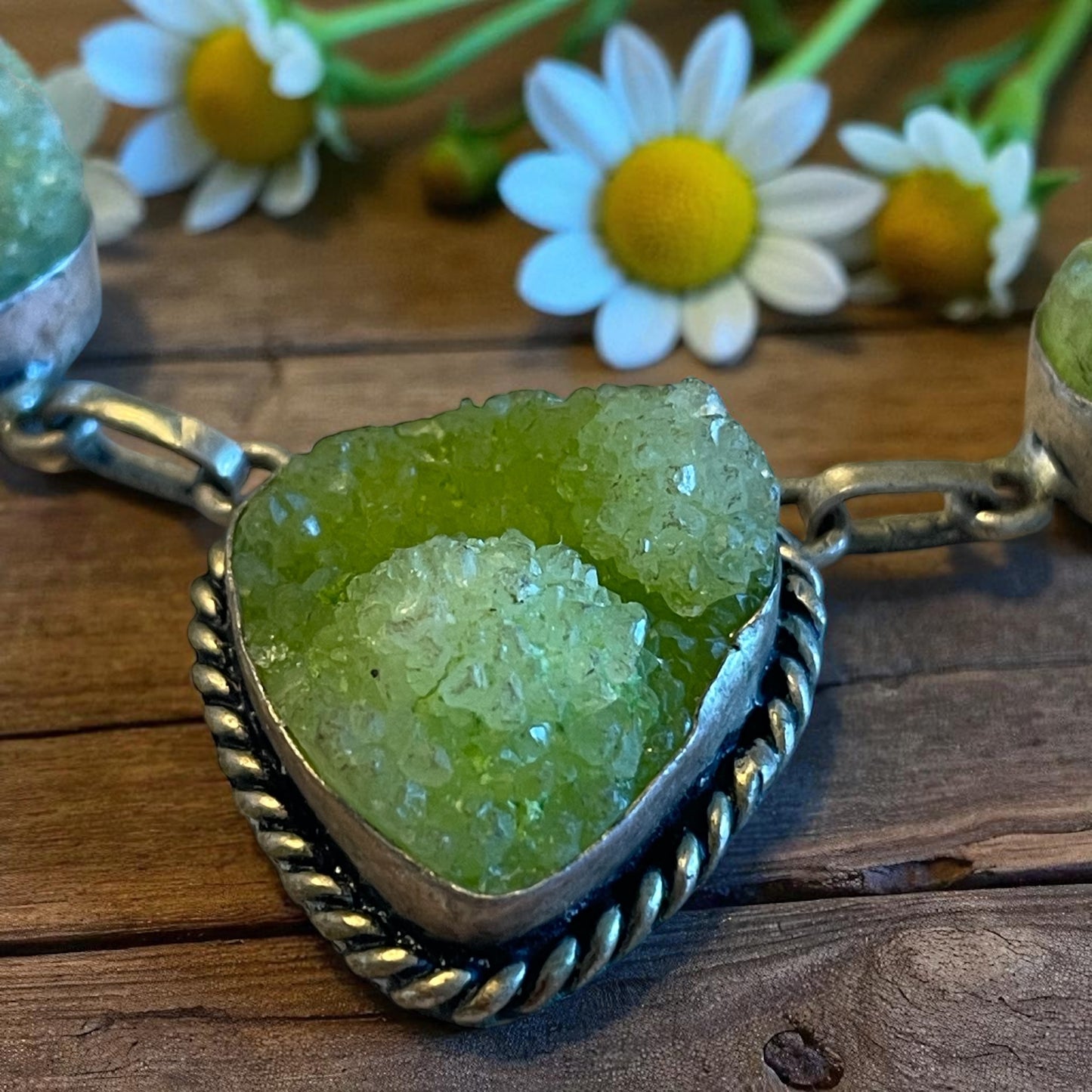 Collana vintage placcata argento con drusa verde