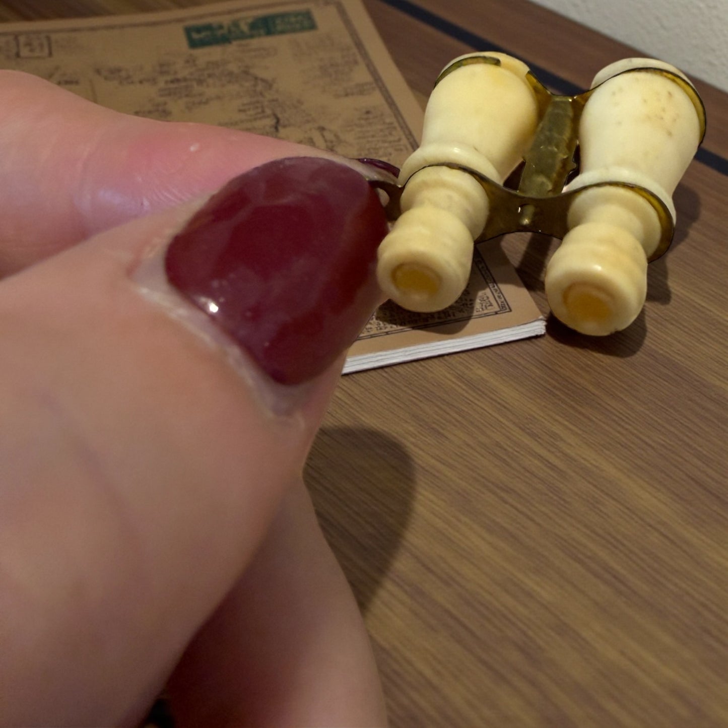 Raro pendente a guisa di binocolo con doppia lente Stanhope e vedute di Pompei, fine 800 primo 900