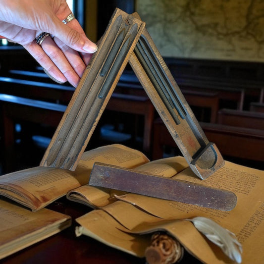 Astuccio a due ripiani con bastoncini di grafite, scuola italiana primo ‘900