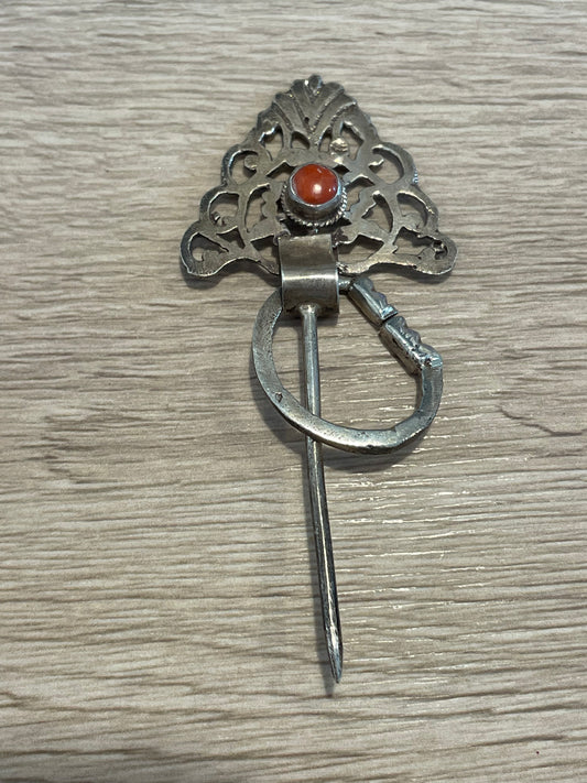 Spilla anni ‘60 fibula da mantello in argento con cabochon corallo