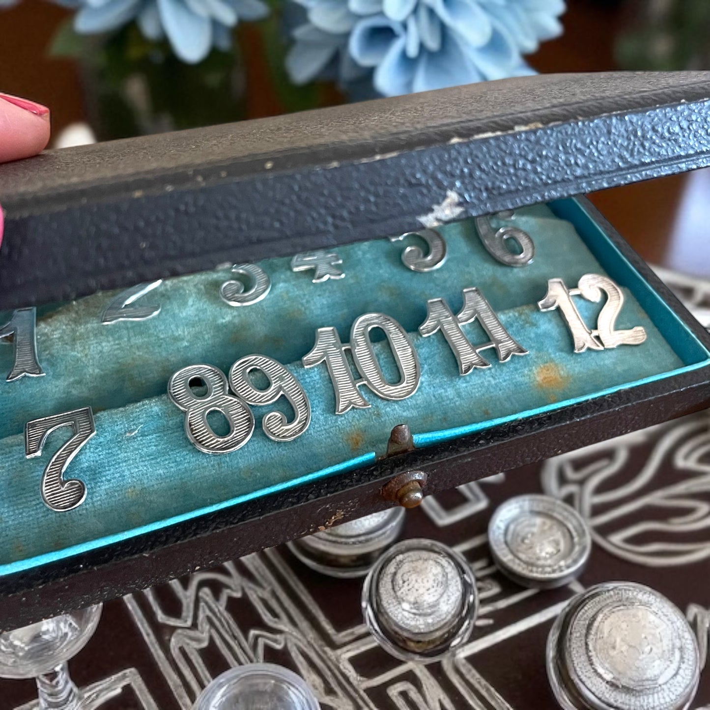 Servizio segna posto cifre per calici, argento 830 in custodia coeva, anni ‘20