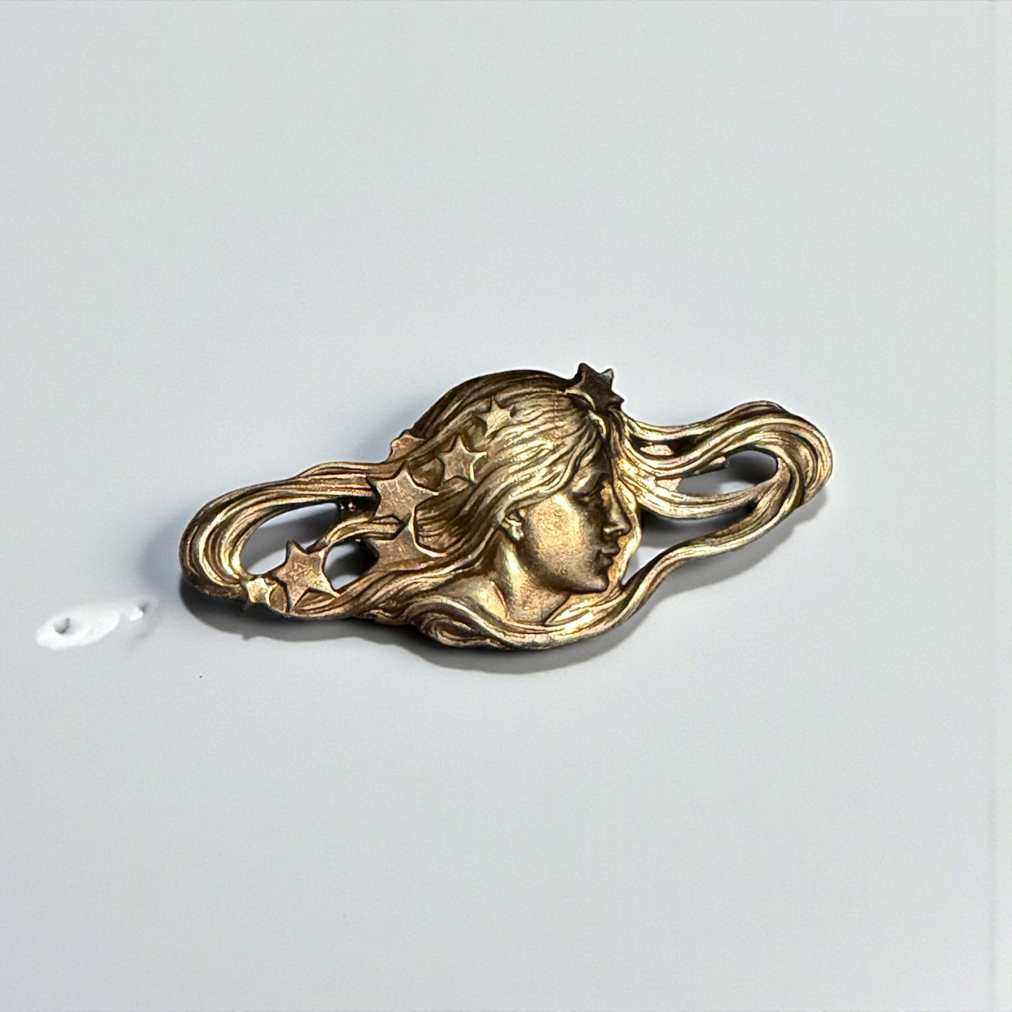 Spilla Liberty revival anni ‘60 con profilo di donna e stelle