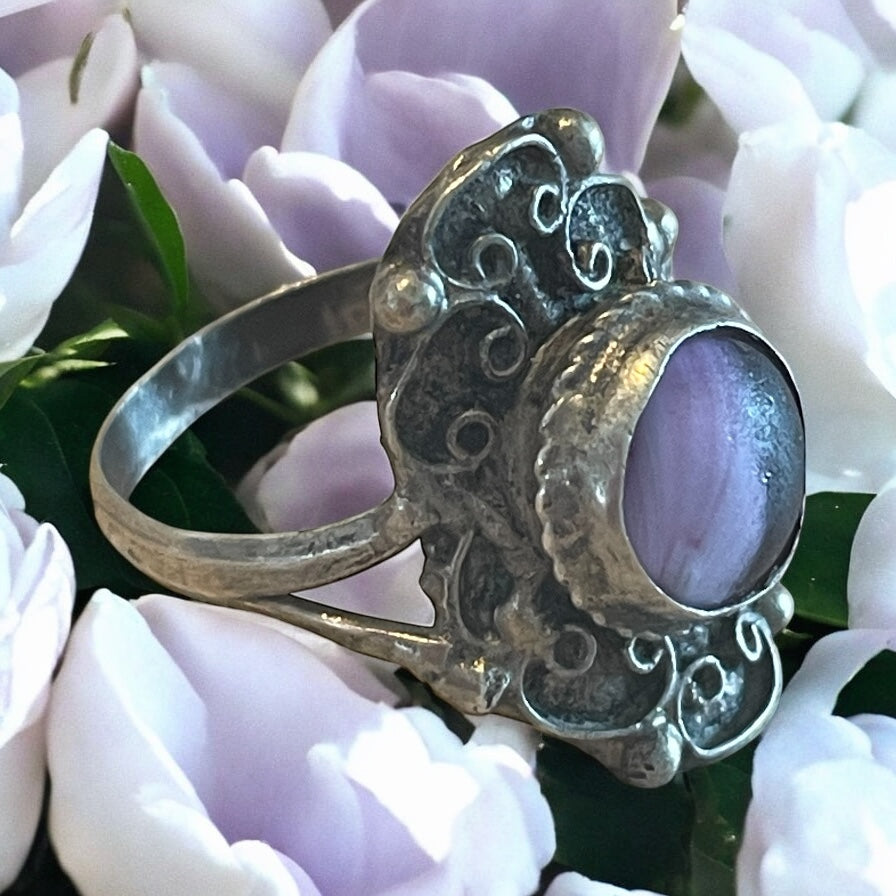 Anello anni ‘50 argento 800 con cabochon in resina e inclusione petalo