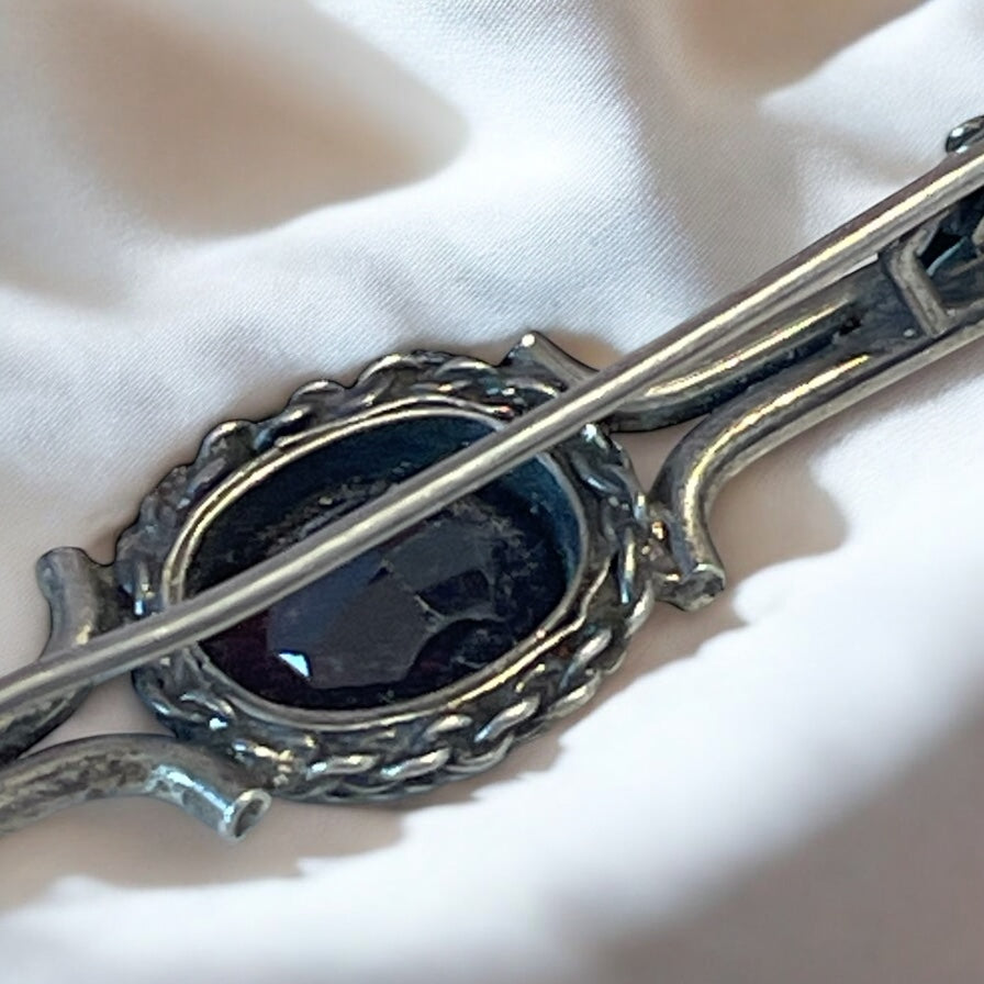 Spilla in argento con granato ed inclusione naturale, ca fine anni ‘40