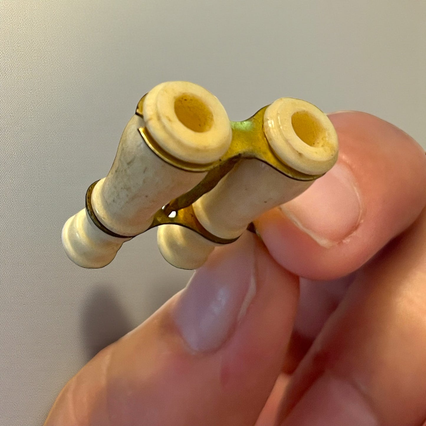Antico pendente in osso a guisa di binocolo con rare lenti Stanhope, fine ‘800