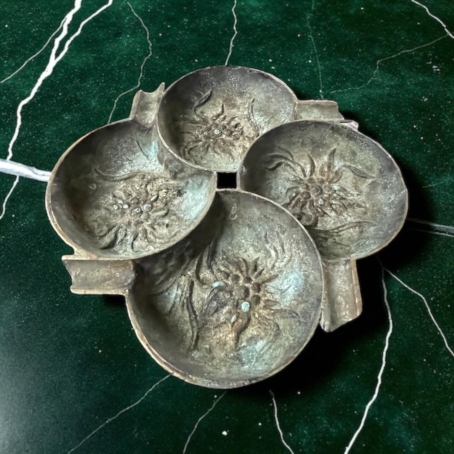 Grande posacenere scultoreo in bronzo art déco