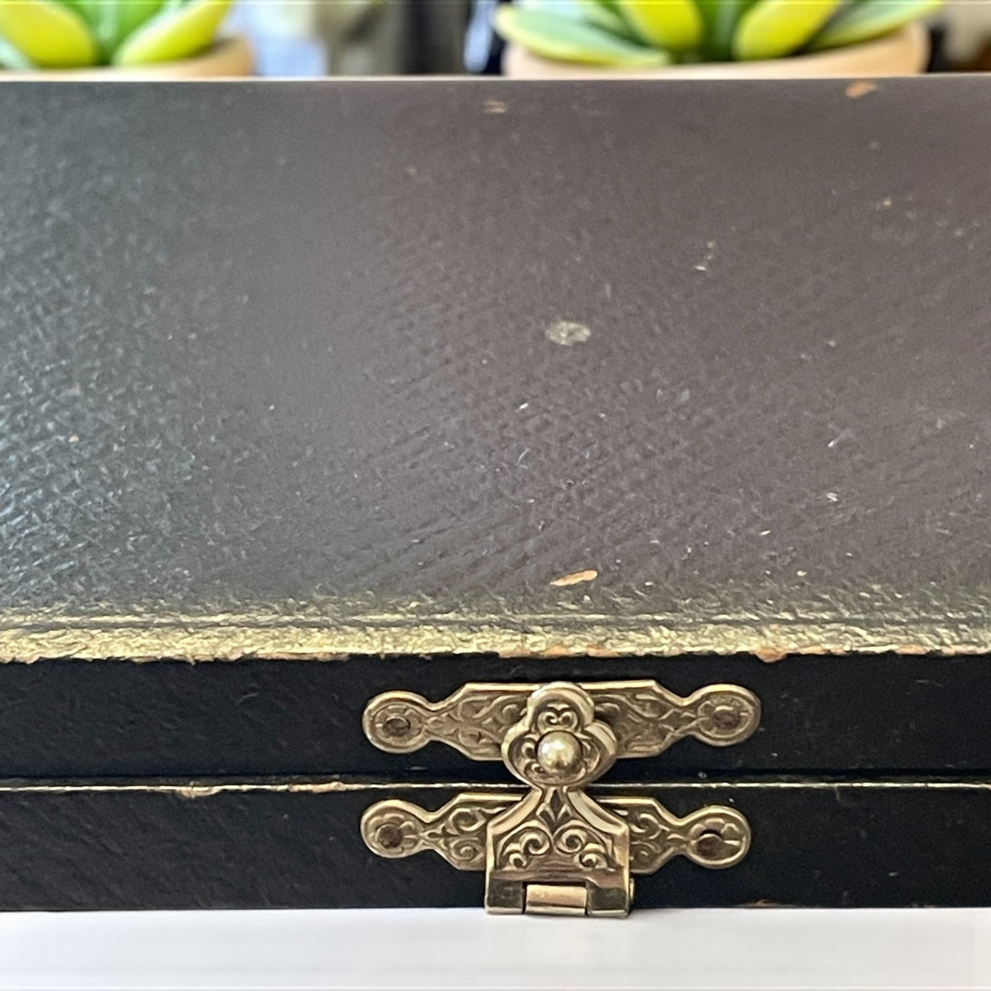 Set completo di segnaposto da calice, in custodia originale in vellutino. Ca 1900.