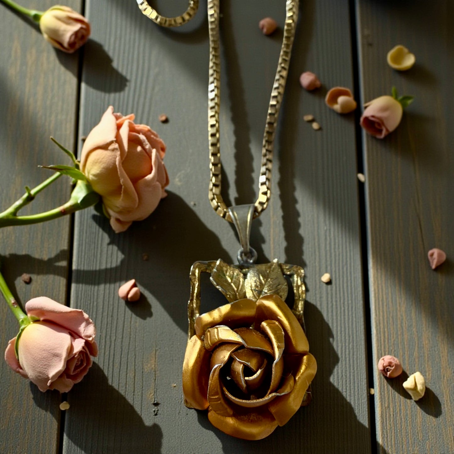 Catena veneziana placcata oro con pendente 60s rosa che sboccia, vintage boho