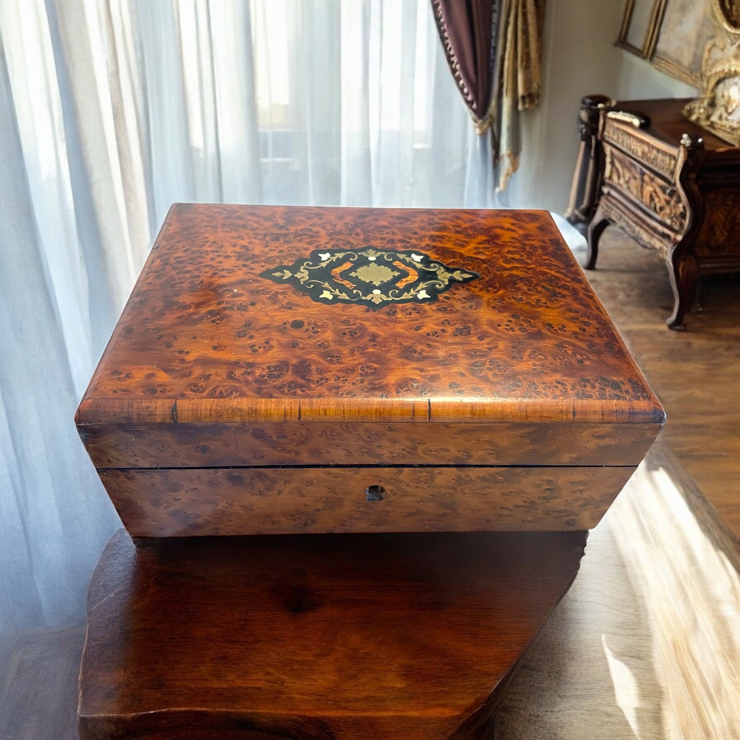 Cofanetto in radica decorata, fine ‘800, con fondo segreto