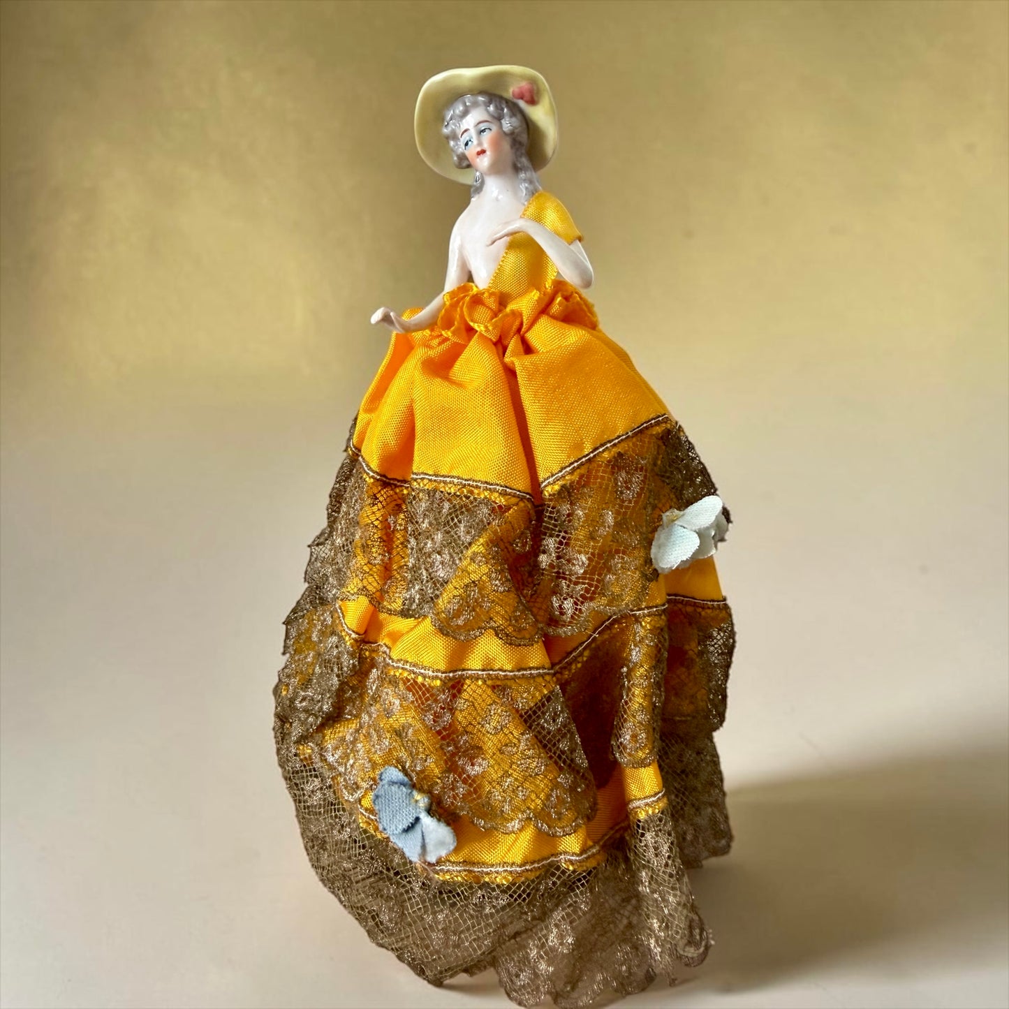 Half doll anni ‘40 ca con abito in pizzo e applicazioni floreali con scomparto nascosto per cipria