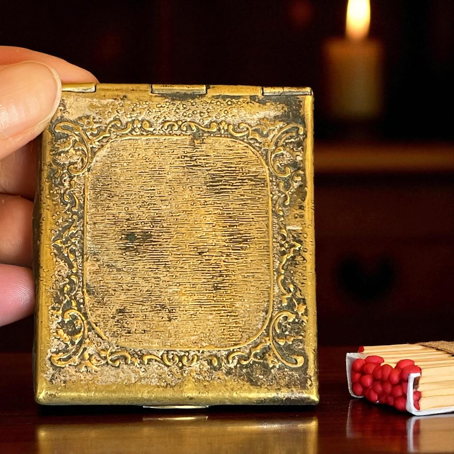 Vesta case art Nouveau con profilo di donna tra fiori e stelle cadenti