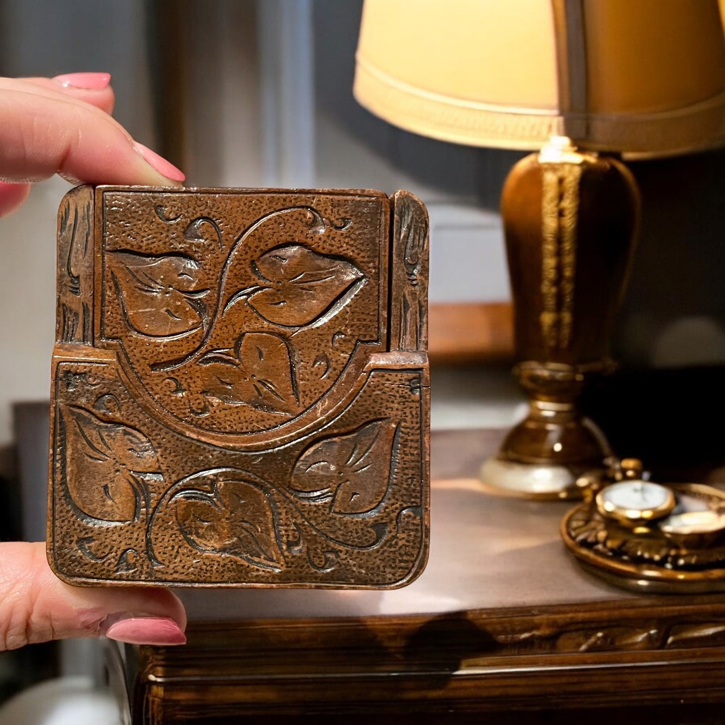 Astuccio o espositore per orologio a cipolla, primo ‘900, legno intagliato art Nouveau
