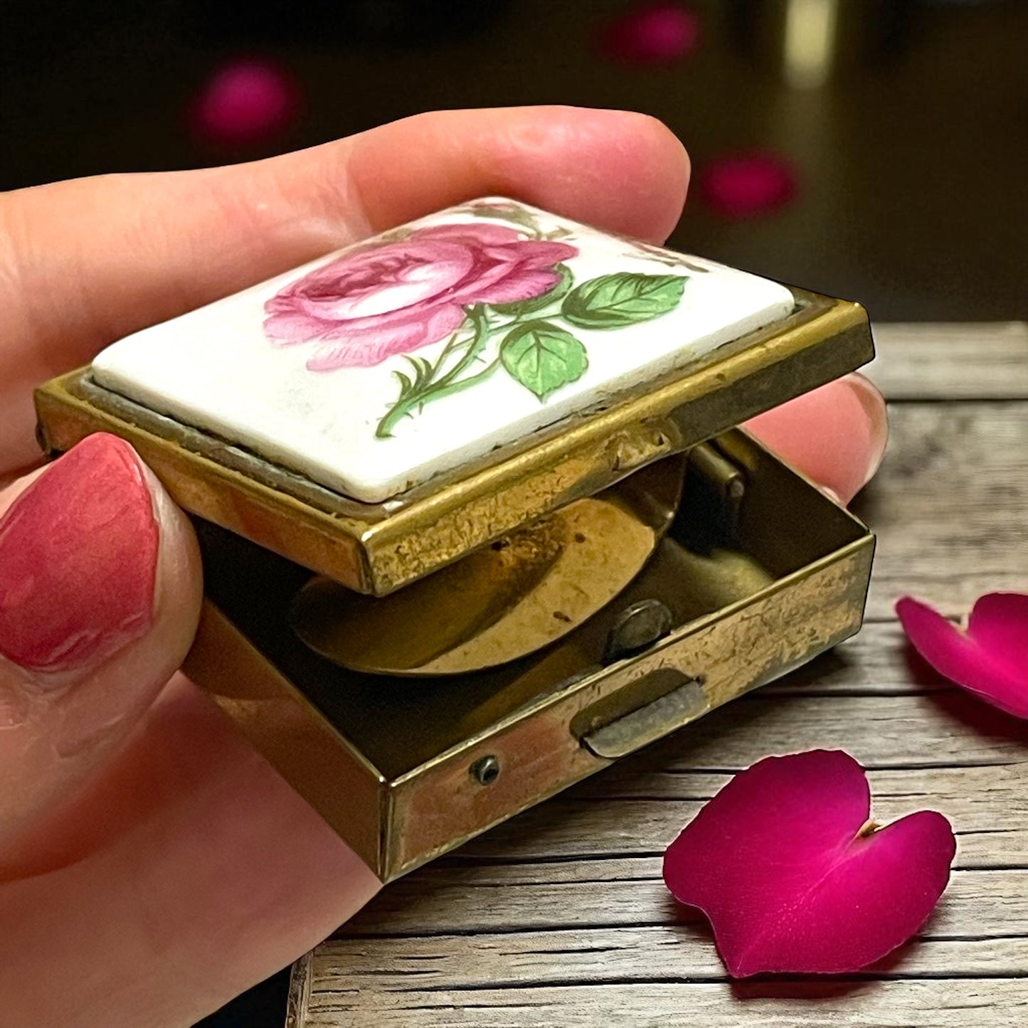 Elegante posacenere da borsetta, anni 50 60, porcellana e ottone, Limoges