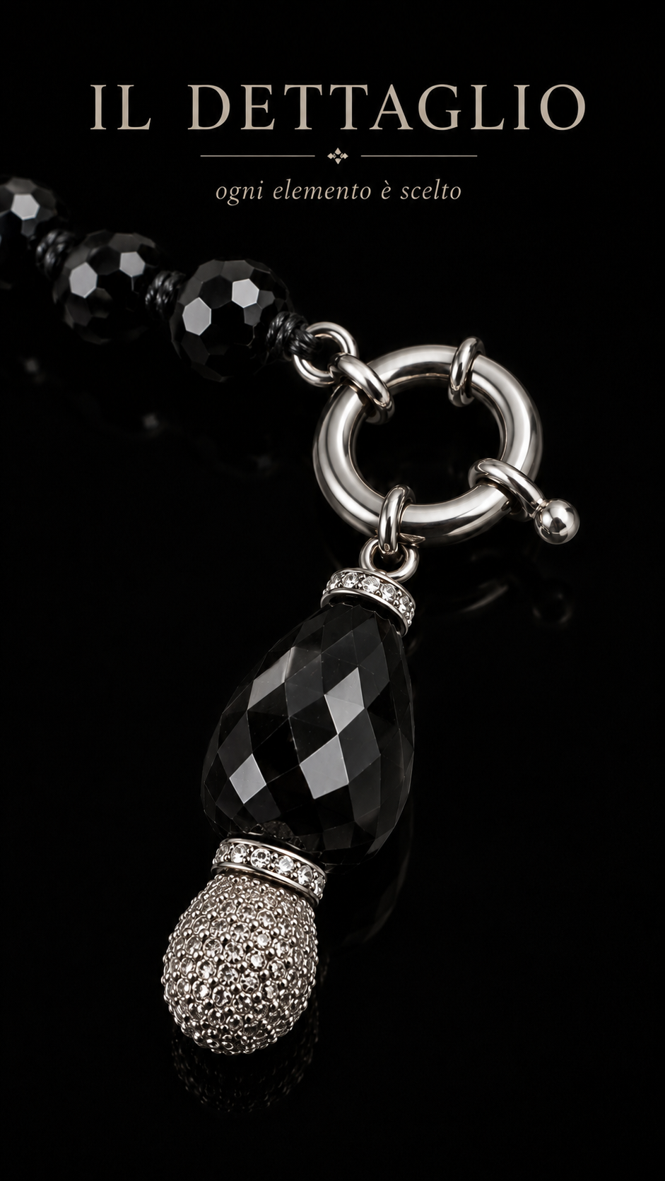 Collana con grandi perle in vetro nero sfaccettato infilate e annodate a mano e pendente amovibile con cristalli