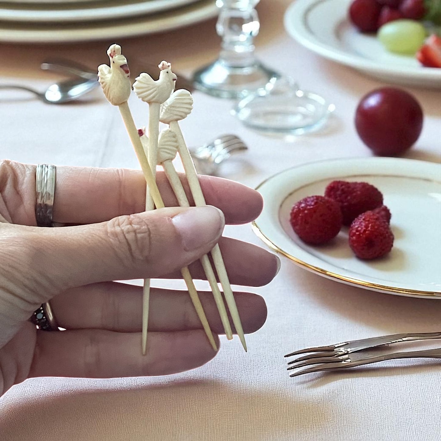 Set di 4 spilloni da tavola toothpicks in osso, fine ‘800 primo ‘900 a guisa di Gallo