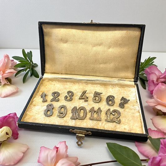 Set completo di segnaposto da calice, in custodia originale in vellutino. Ca 1900.