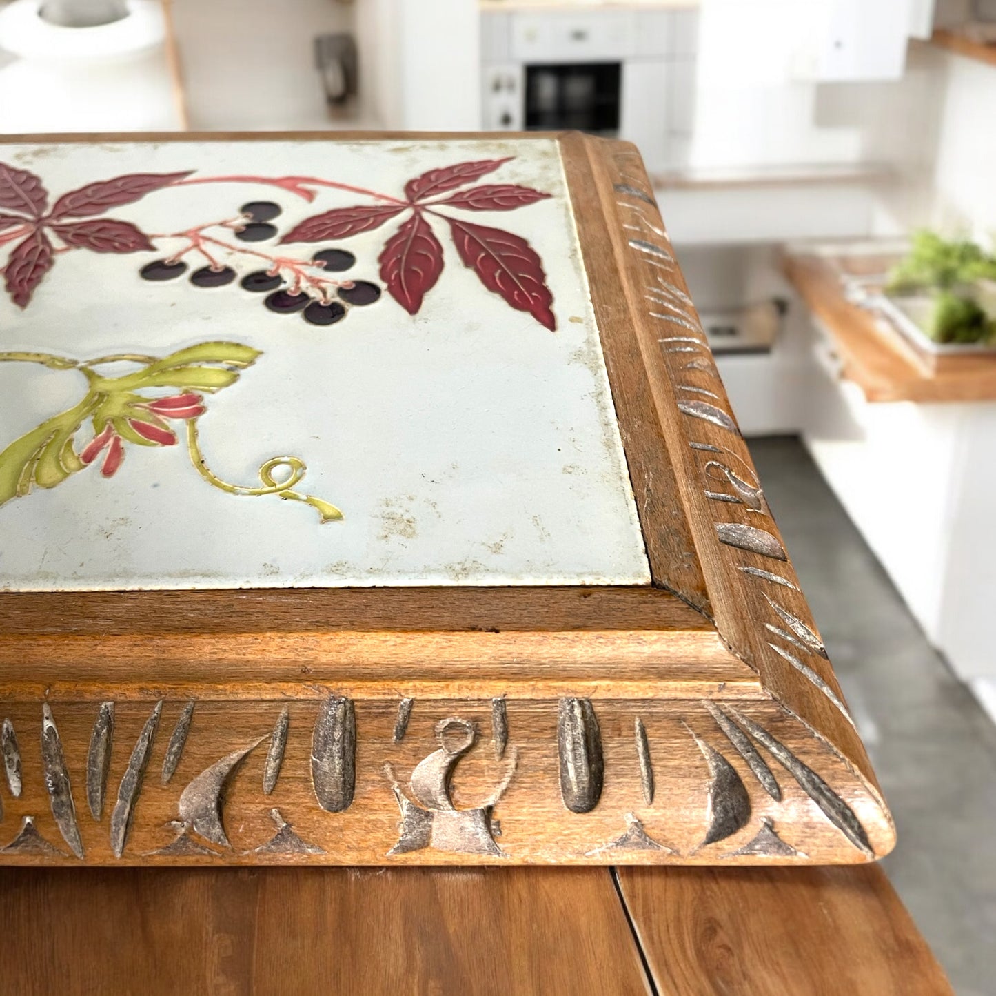 Antica ceramica smaltata, liberty, in cornice lignea con vite del Canada