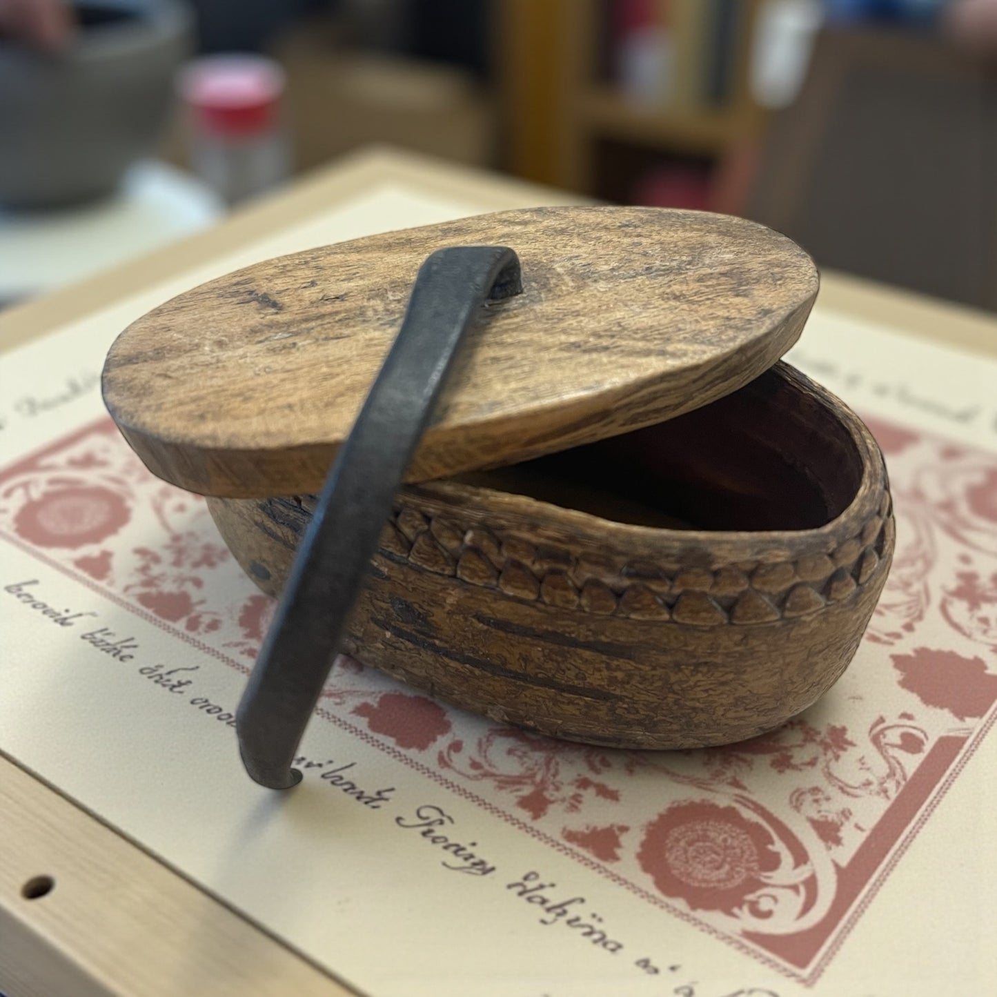 Snuff box scandinava intagliata nel legno con laccetto in cuoio