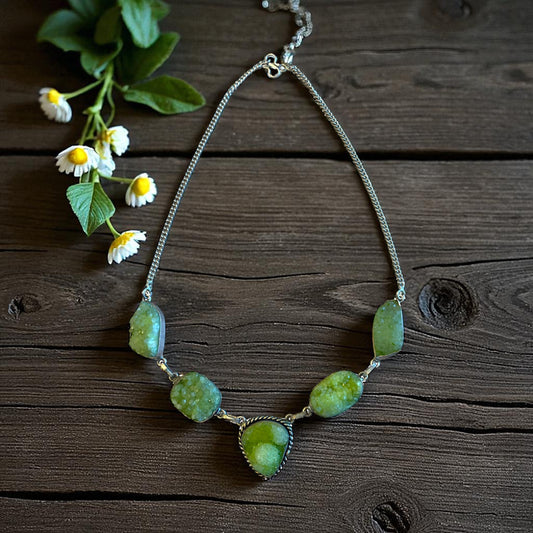 Collana vintage placcata argento con drusa verde