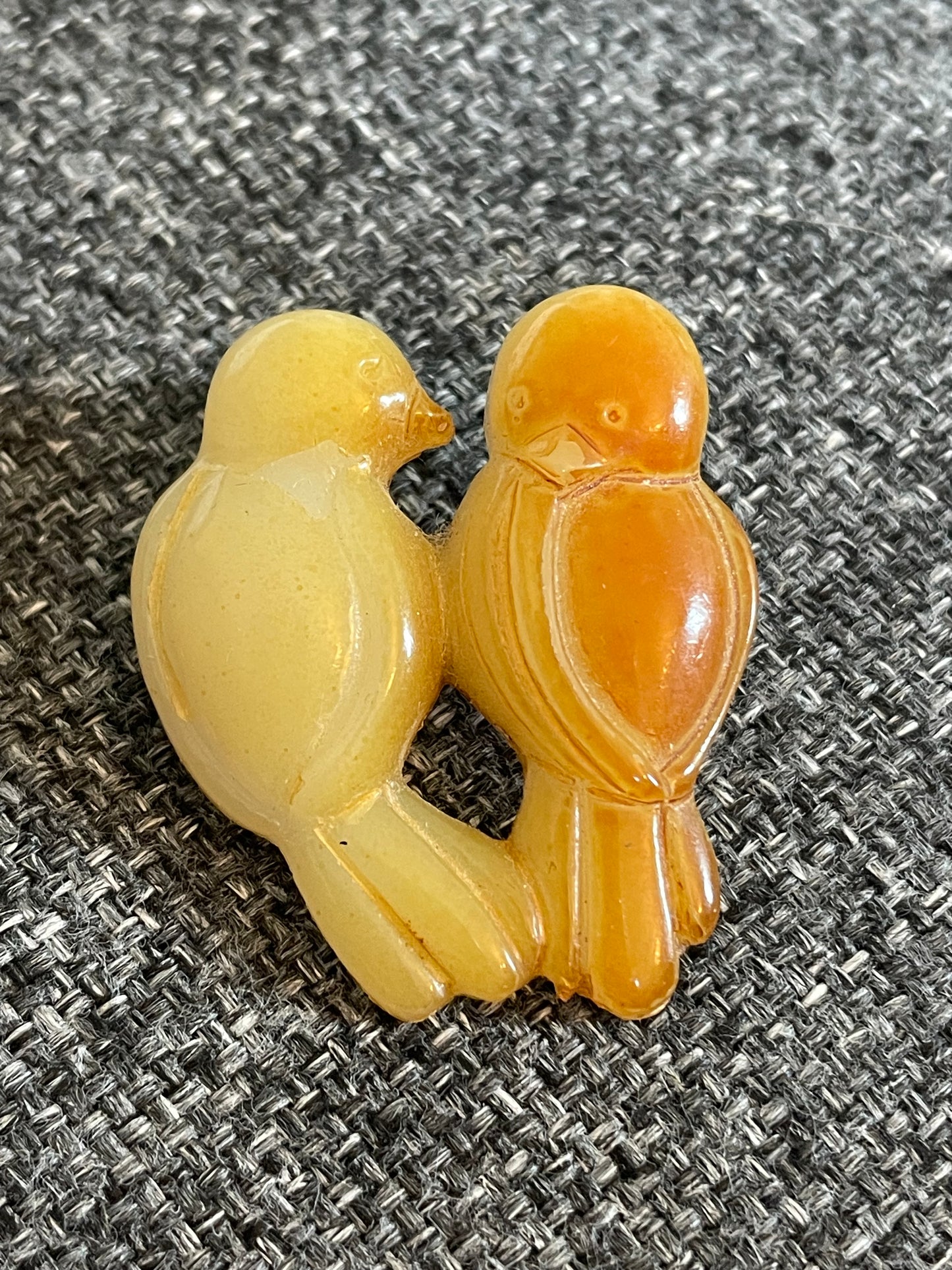 Spilla uccellini in bachelite ambrata, anni ‘40 circa