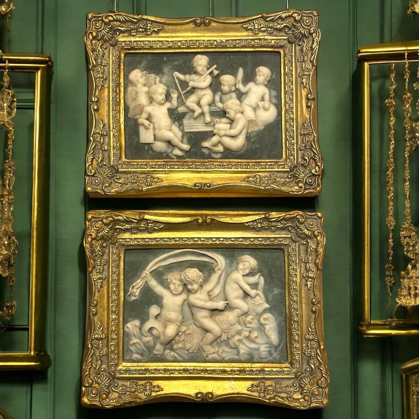 Coppia quadri in cornice barocca, bassorilievi in polvere di marmo anni ‘50 con putti