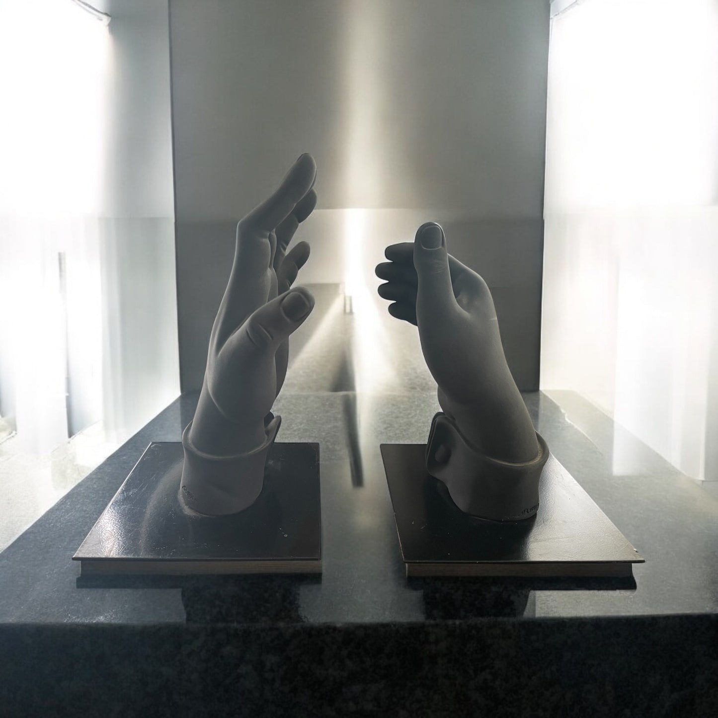 Coppia sculture mani Antartidee design, firmate, 1991