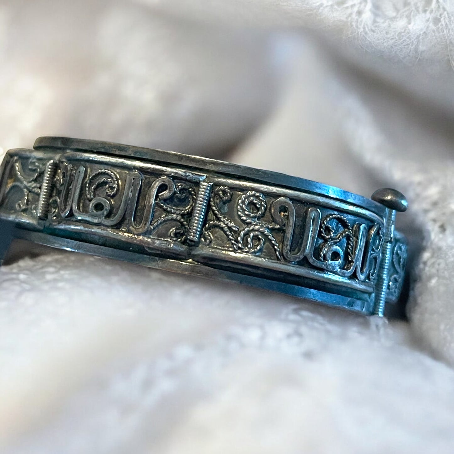 Antico bracciale in argento con mantra, prob. origine Tibet