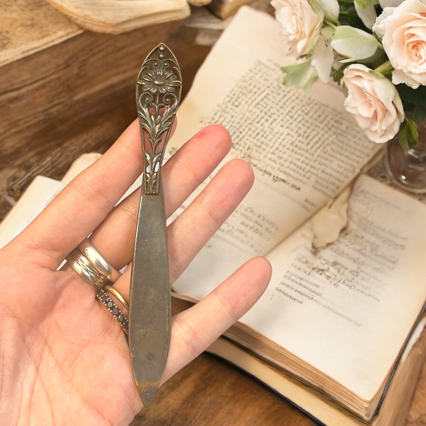 Antico segnalibro ferma pagine Art Nouveau con monogramma di Lourdes, primissimo 900.