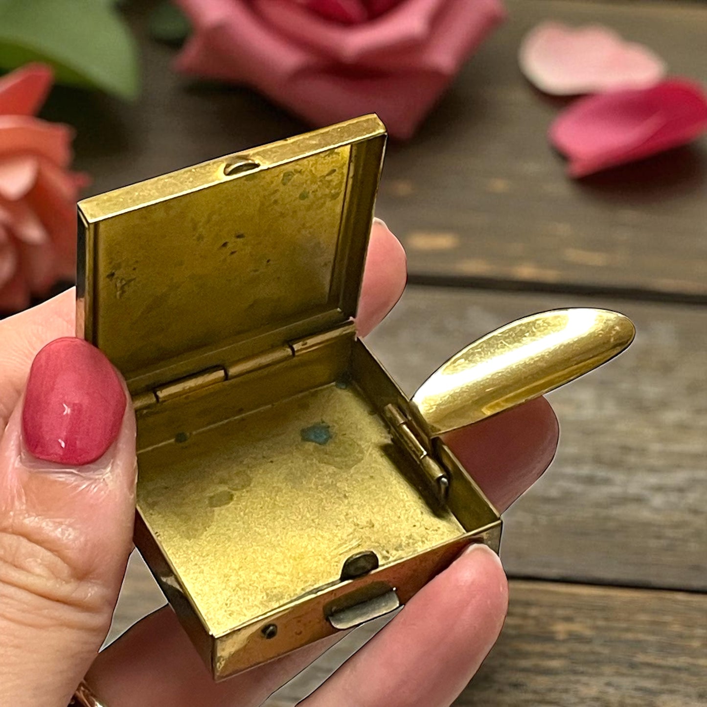 Elegante posacenere da borsetta, anni 50 60, porcellana e ottone, Limoges
