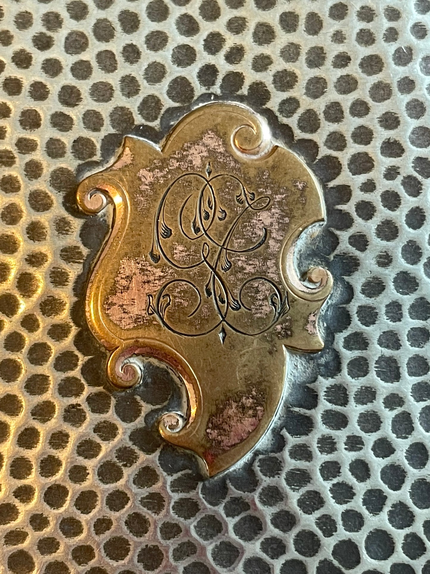 Porta sigarette argentato con monogramma anni 40, con quattro bottoni smaltati primo novecento