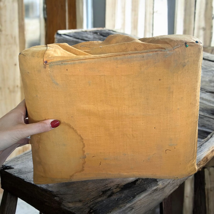 Antico tombolo con pizzo in lavorazione e fuselli aggiuntivi, fine XIX-inizio XX