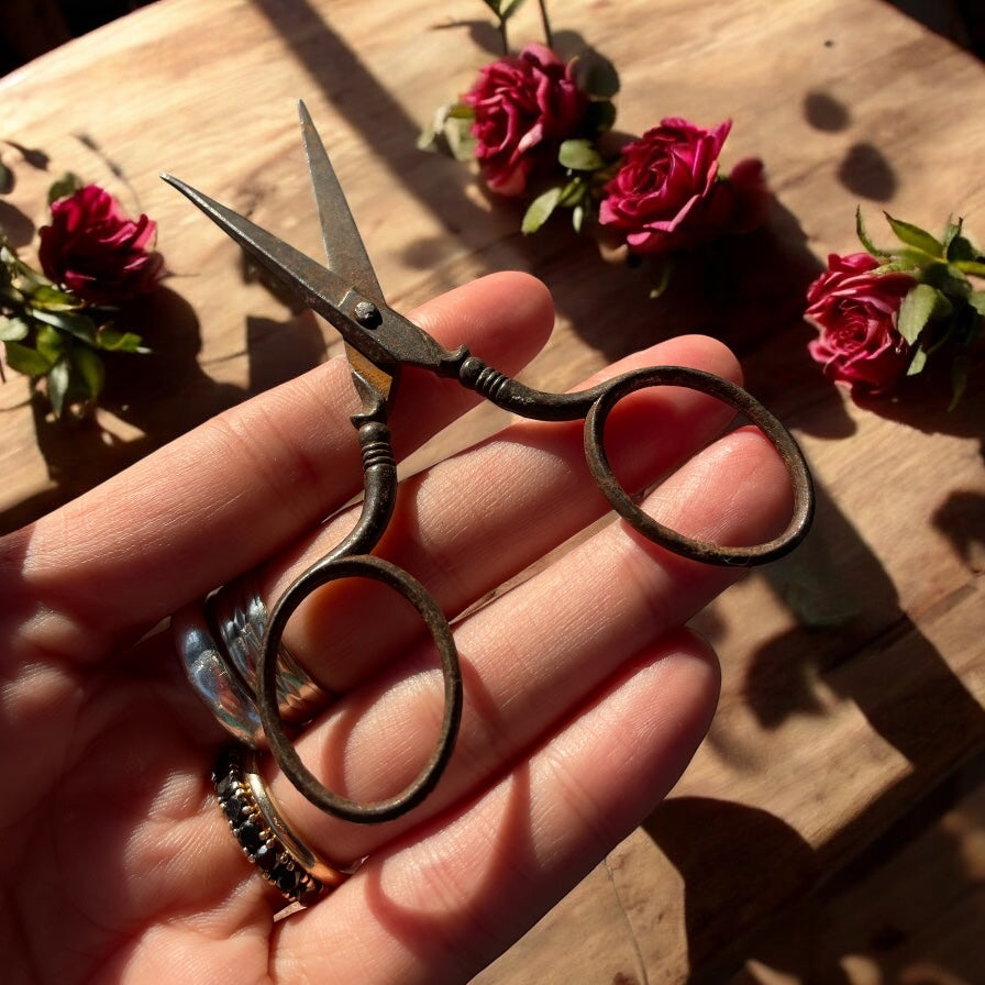 Antico set da manicure in cofanetto, anni ‘30 - ‘40, più due strumenti più antichi