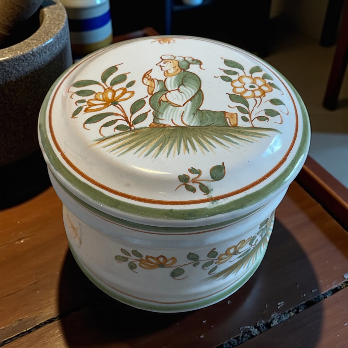 Tris vasi vintage da farmacia con coperchio a battuta dipinti a mano